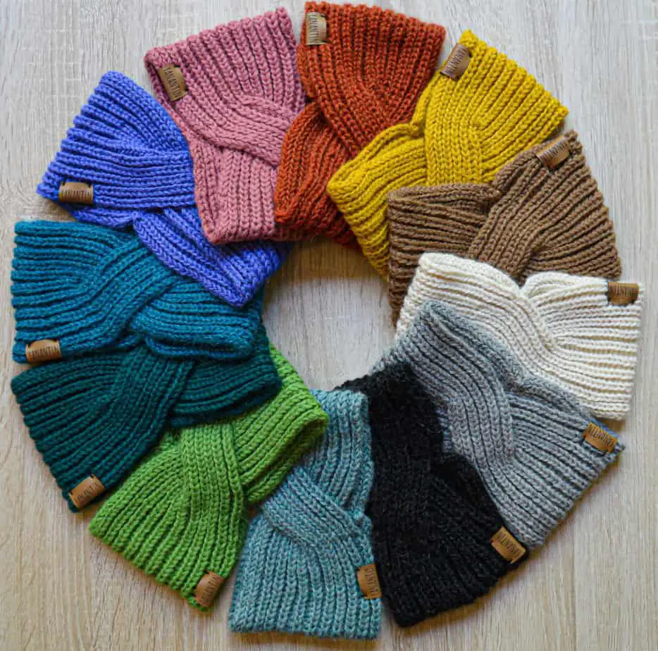 100% alpaca woolen headbands made with an English stitch. Different colors of wool. They are lined up in a circle.