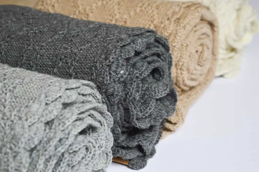 Collection of alpaca woolen blankets that are all undyed! In two tones of grey, beige and white. Cute knitting pattern and crochet border.